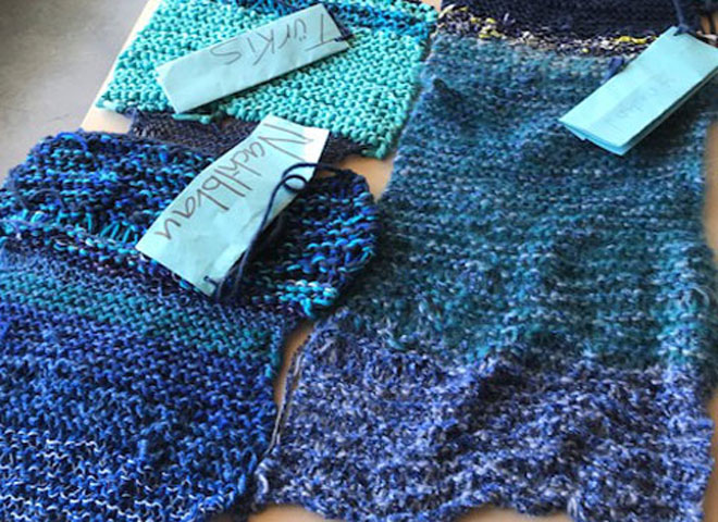 Welche Gruppe strickt den längsten Schal in Blau?