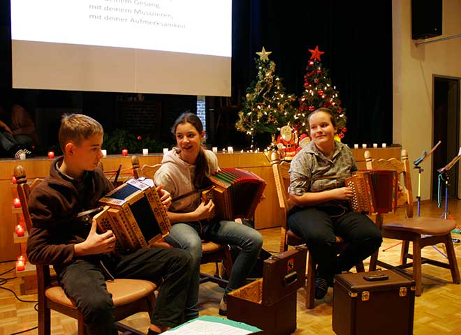 Weihnachtsfeier der Schule Raft