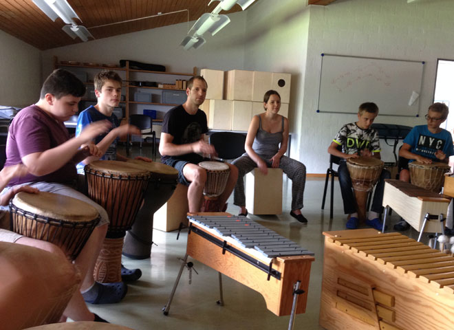 Lernen mit einer neuen Lehrerin und einem Djembe-Profi