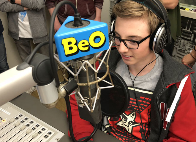 Live im Radiostudio BeO und der Hund Iano sucht nach Dorgen in unserem Schulzimmer